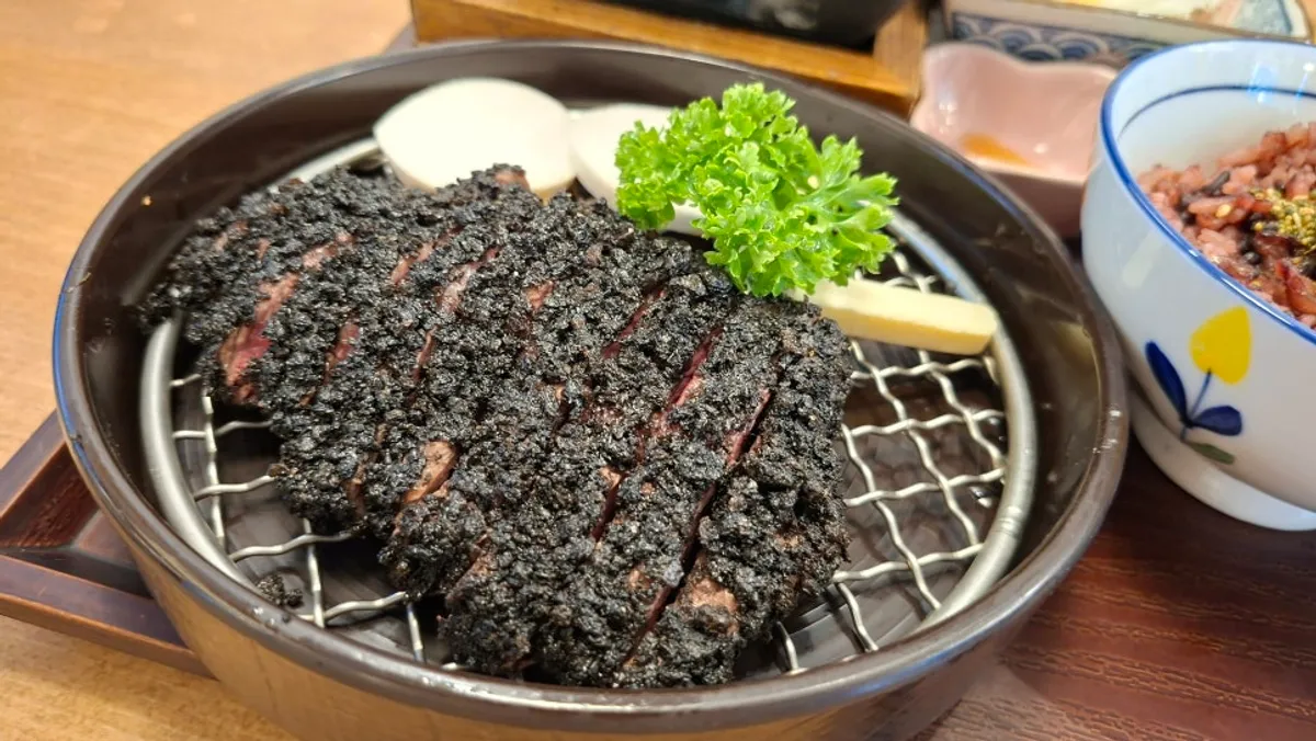Premium beef black gyukatsu 140g table setting