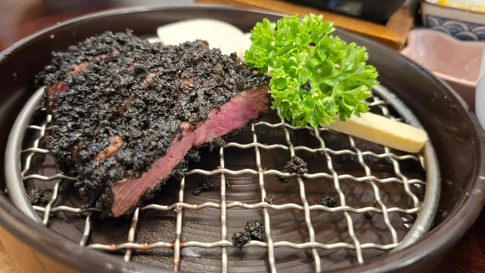 Grilled kirimochi and jocheong rice syrup on the brazier