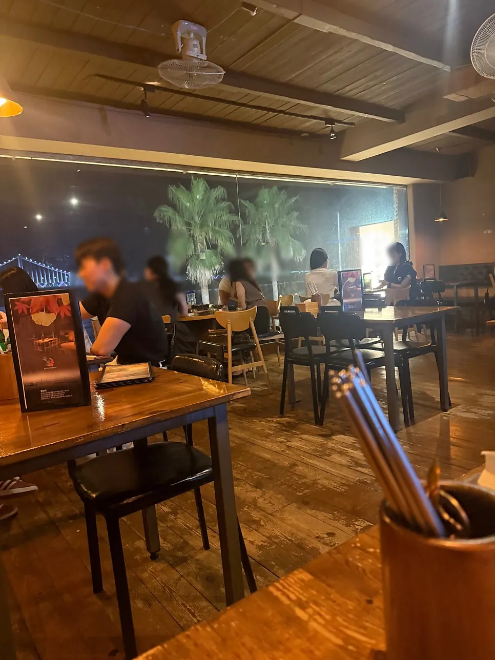 창가 좌석이 만석인 목날 매장 내부