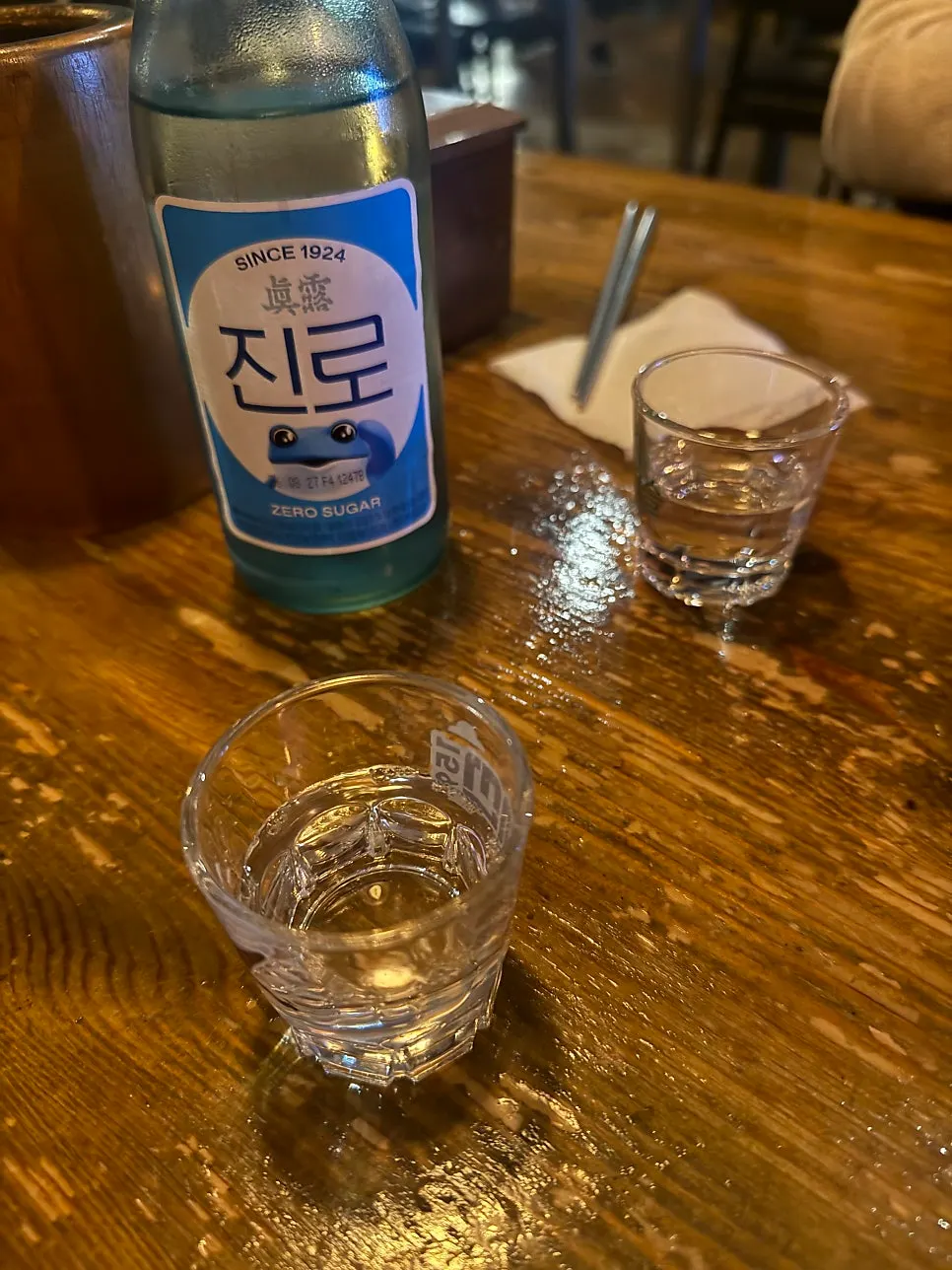 목날 테이블에 놓인 진로 소주잔