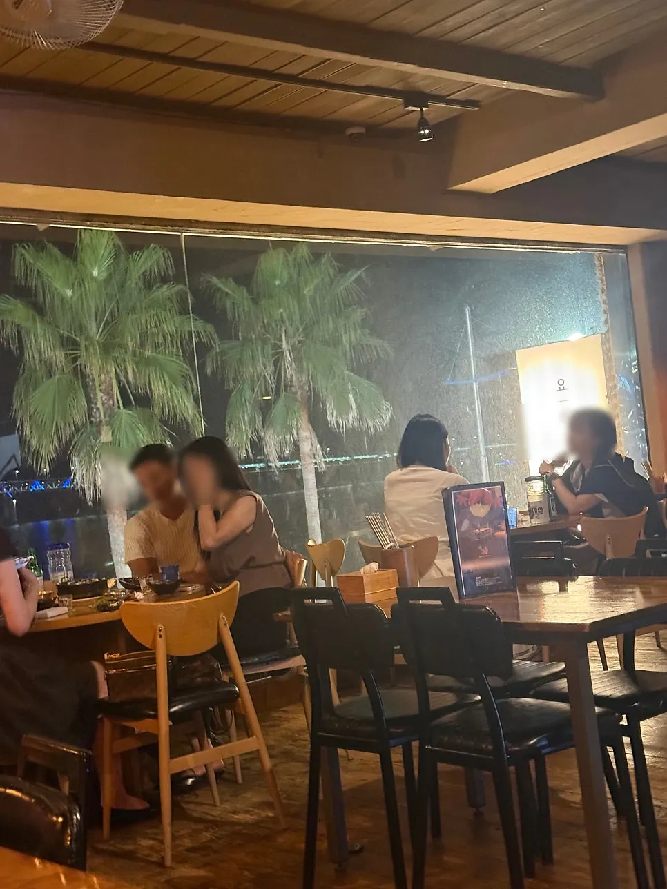 창가에서 떨어진 테이블에서 본 통창 뷰