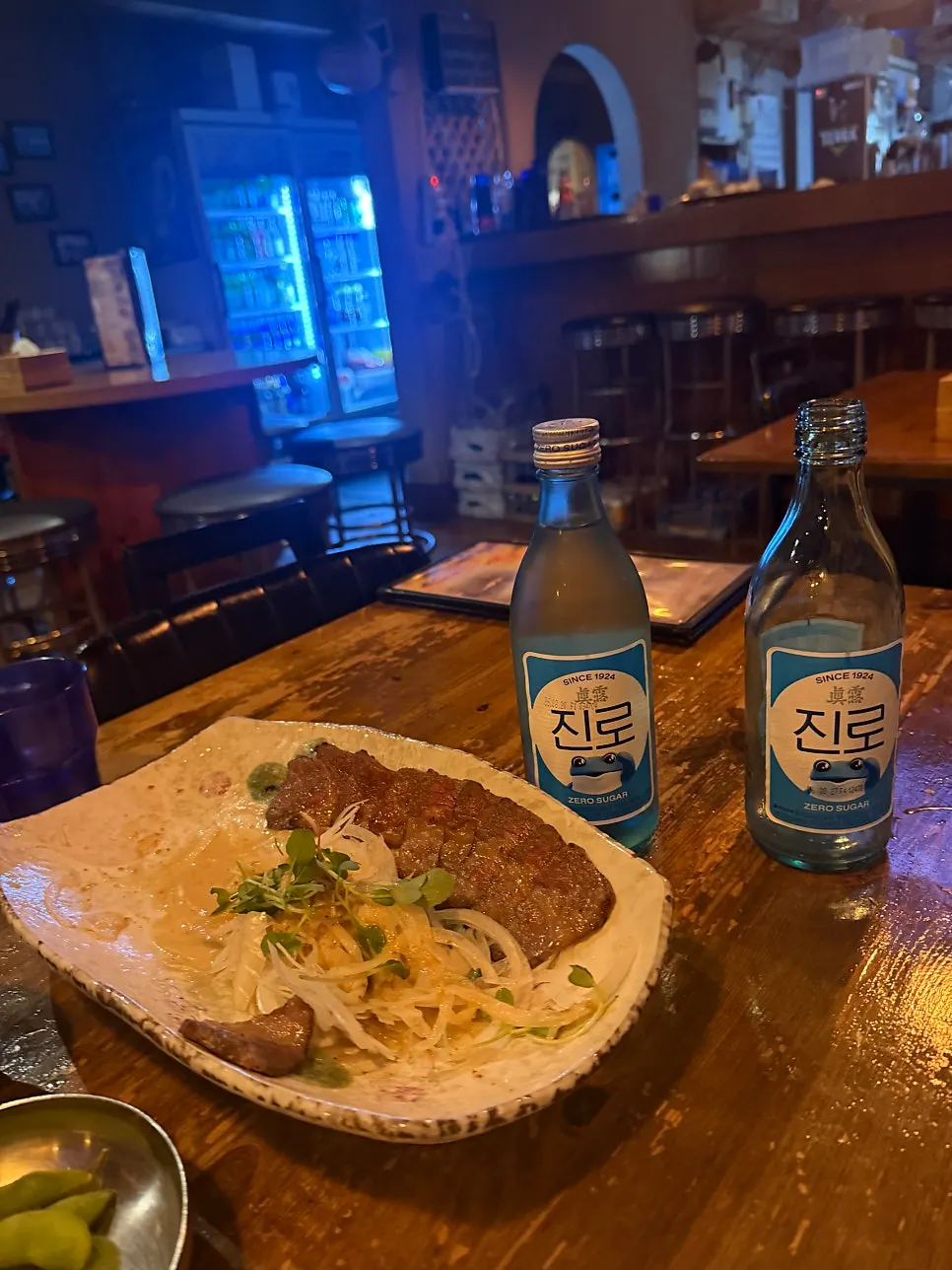 추가 주문한 소주 한 병이 놓인 테이블