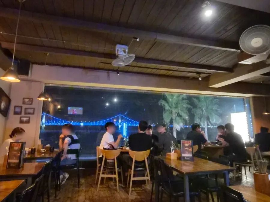 밤 9시 만석이 된 광안대교 뷰 창가석