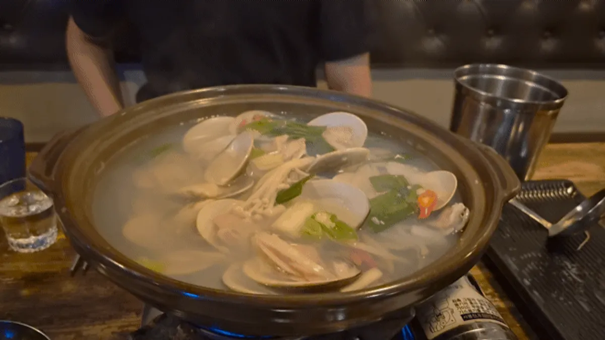 마지막 안주로 주문한 조개탕
