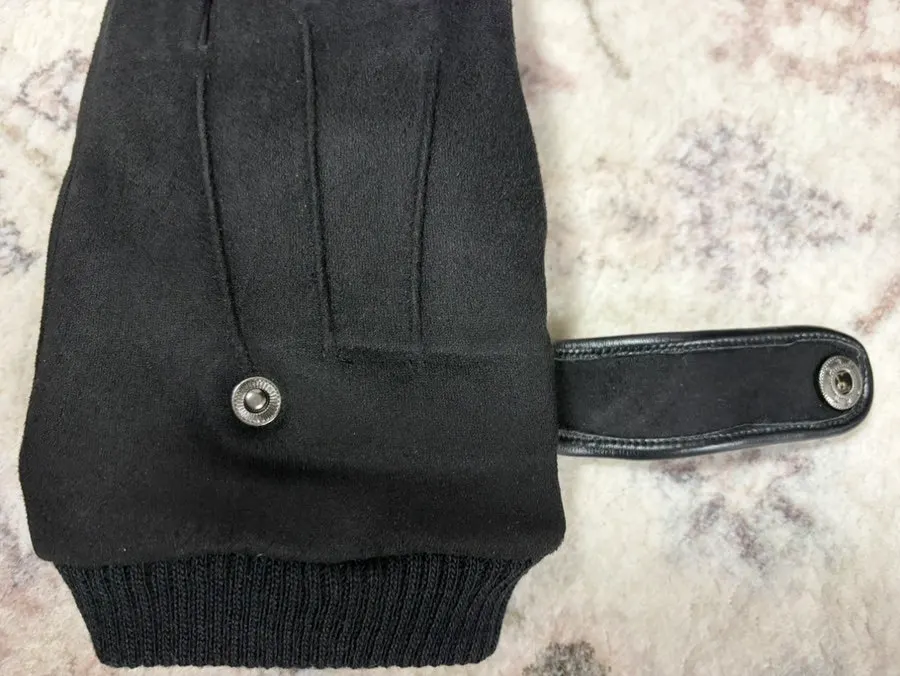 Detail of the glove button