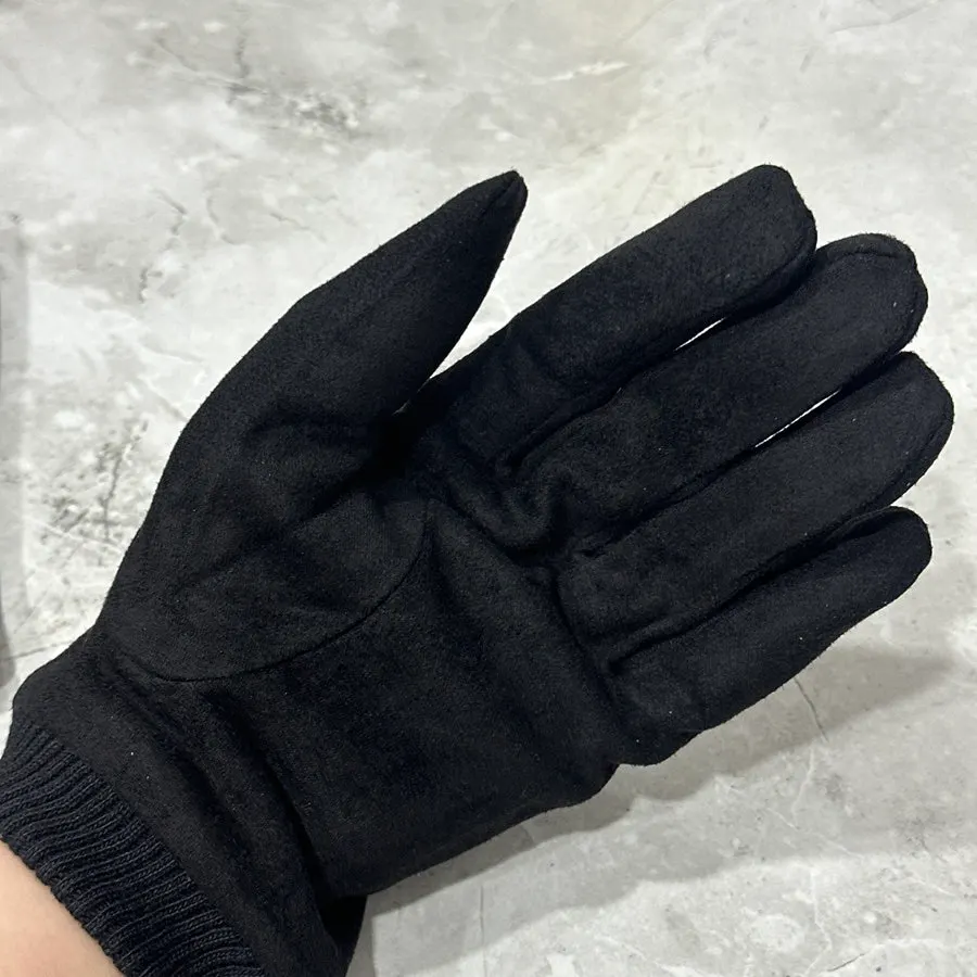 Mongolia winter gloves fitting closely against the hand