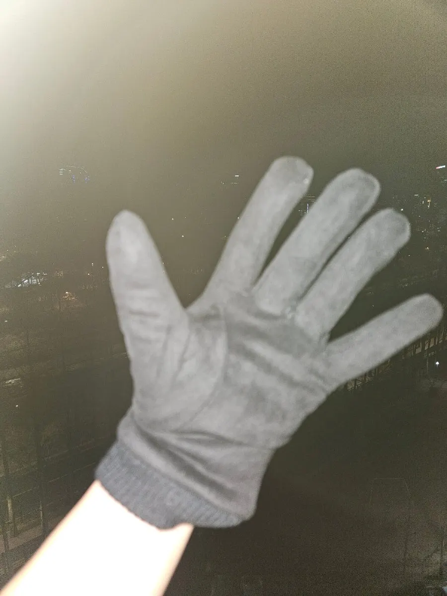 선물용으로 놓인 겨울 장갑