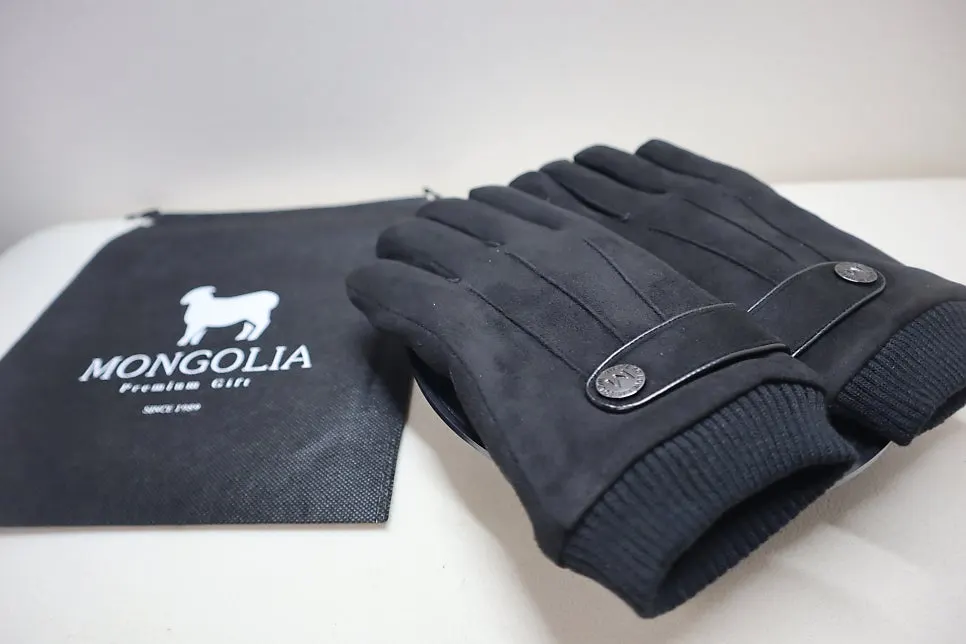 MONGOLIA men’s gloves chosen for winter outings