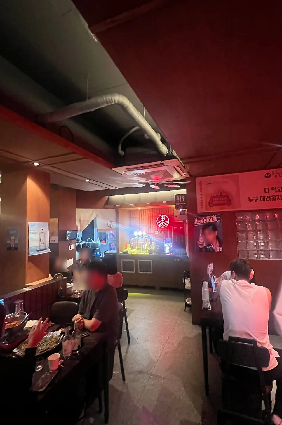 红色灯光与霓虹装饰的店内大厅