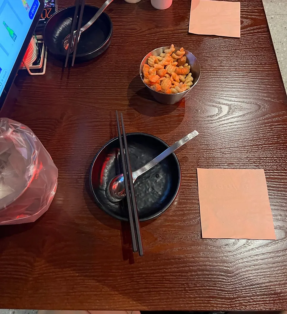 吧台一侧排列的生啤酒龙头