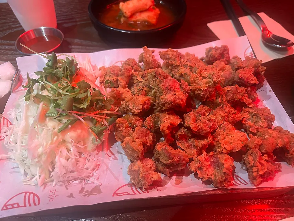 桌上摆放的平板点单机与基本下酒菜爆米花