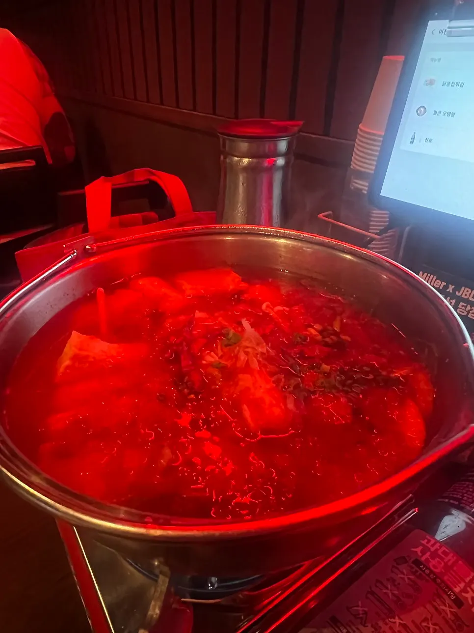 连炉子一起上桌的桶状锅辣鱼糕汤
