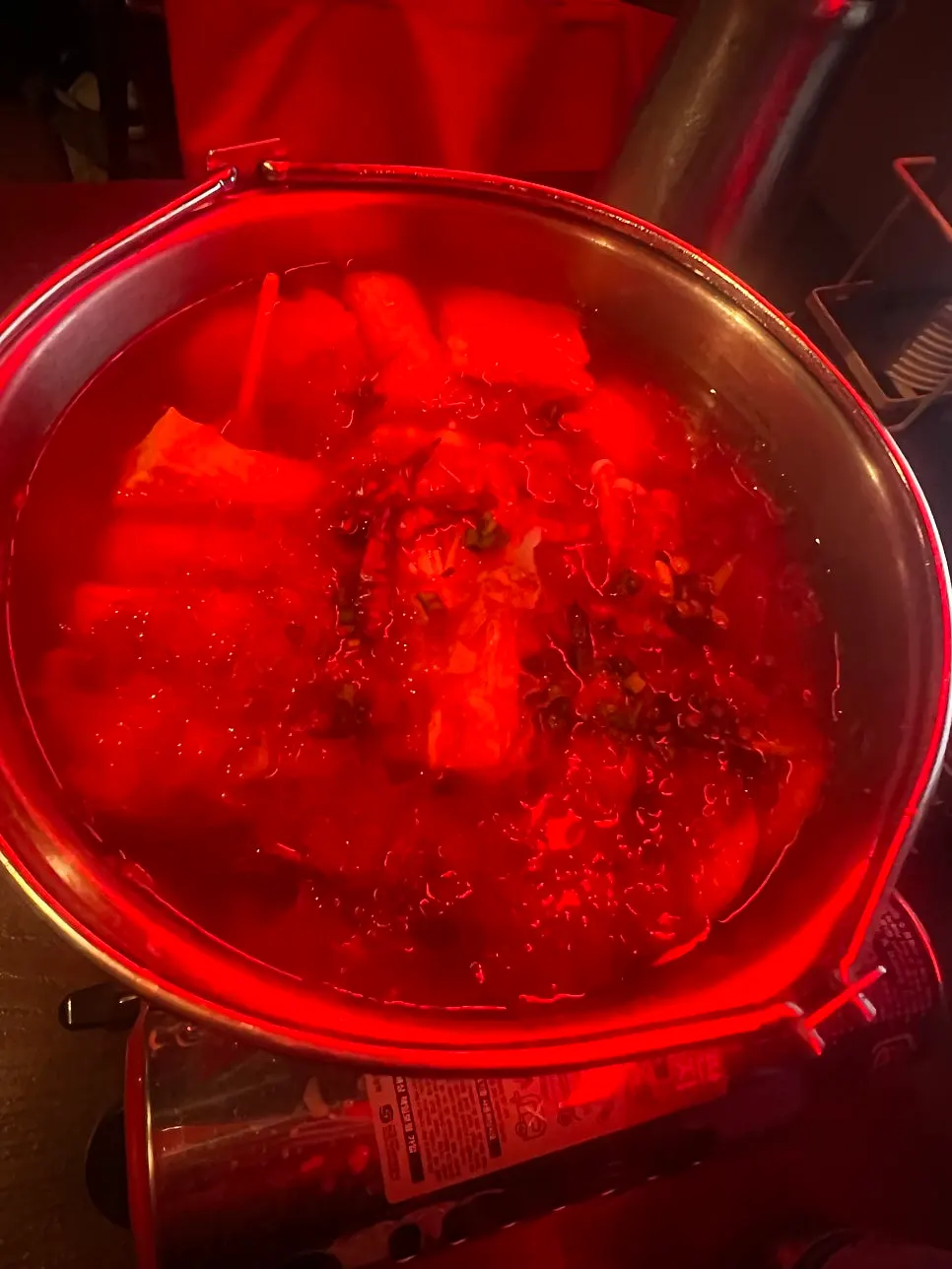 加了干辣椒的鱼糕汤汤底特写
