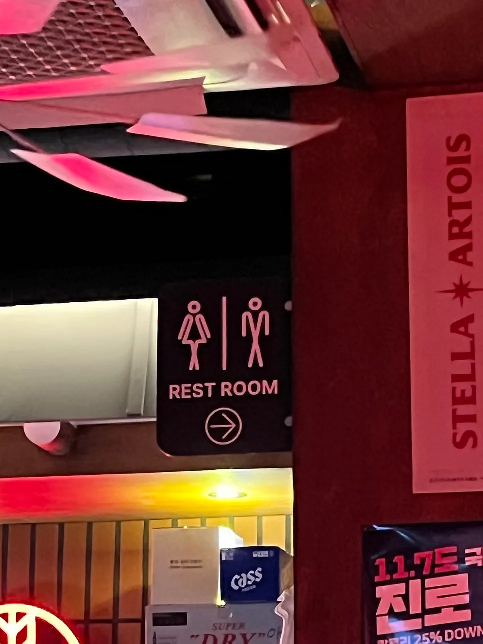 店内深处男女分开的洗手间指示牌