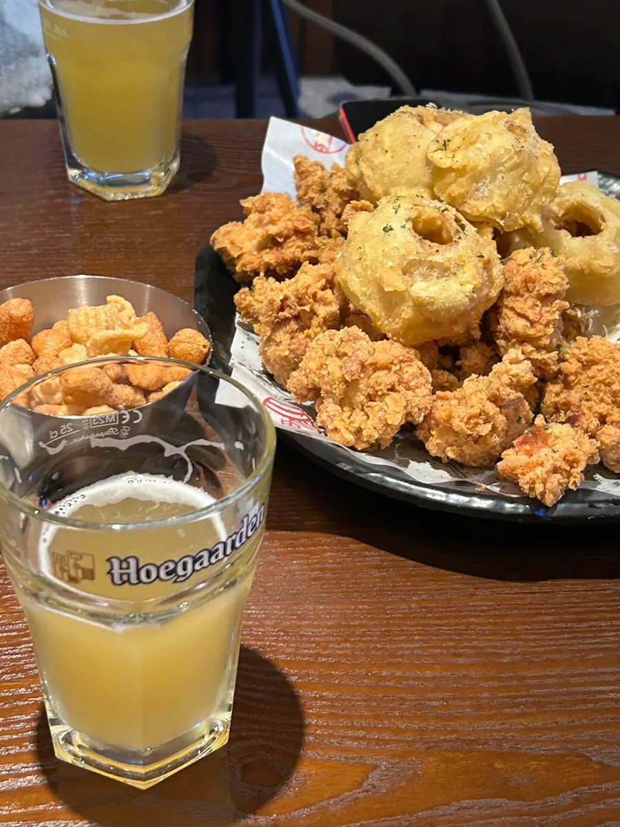 Hoegaarden and crispy fried chicken at Monthly Beer Guro Digital Complex Station Branch
