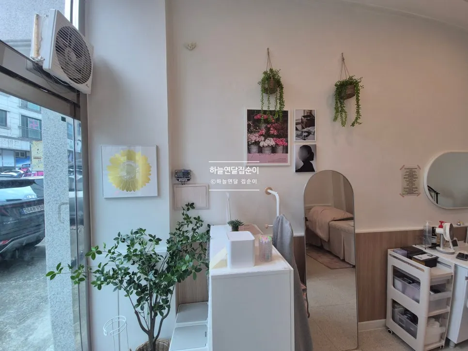 Interior design of Moodmoa Lash & Brow