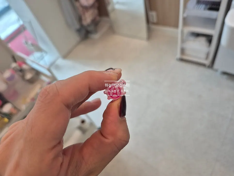 Close-up of the lash brush from Moodmoa