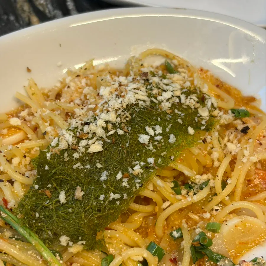 파스타 위에 뿌려진 빵가루 토핑 클로즈업