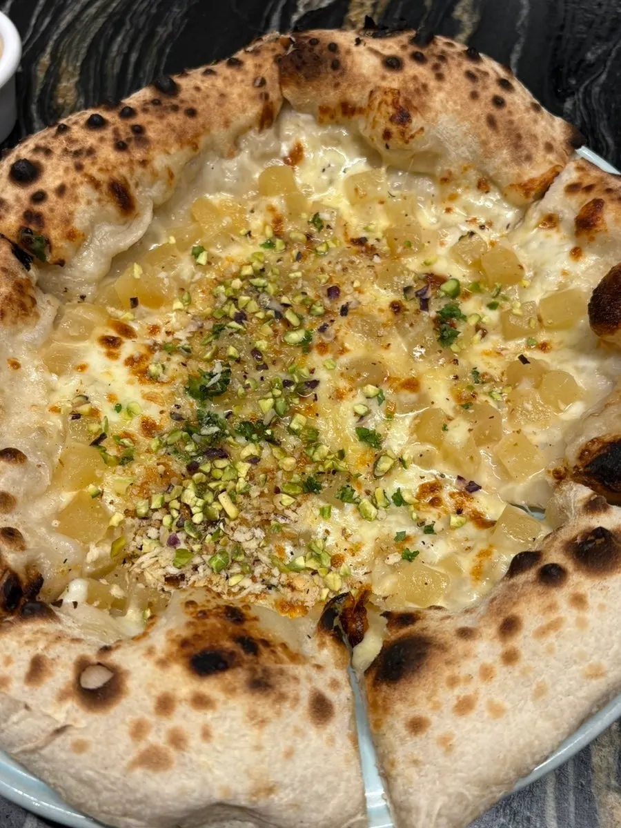 Apple gorgonzola pizza at MooDoo Cheomdan