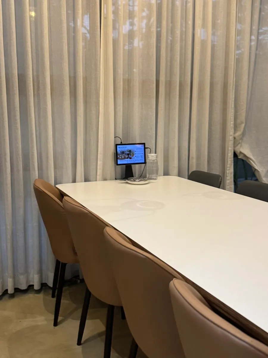 식사를 마친 무두 첨단점 테이블