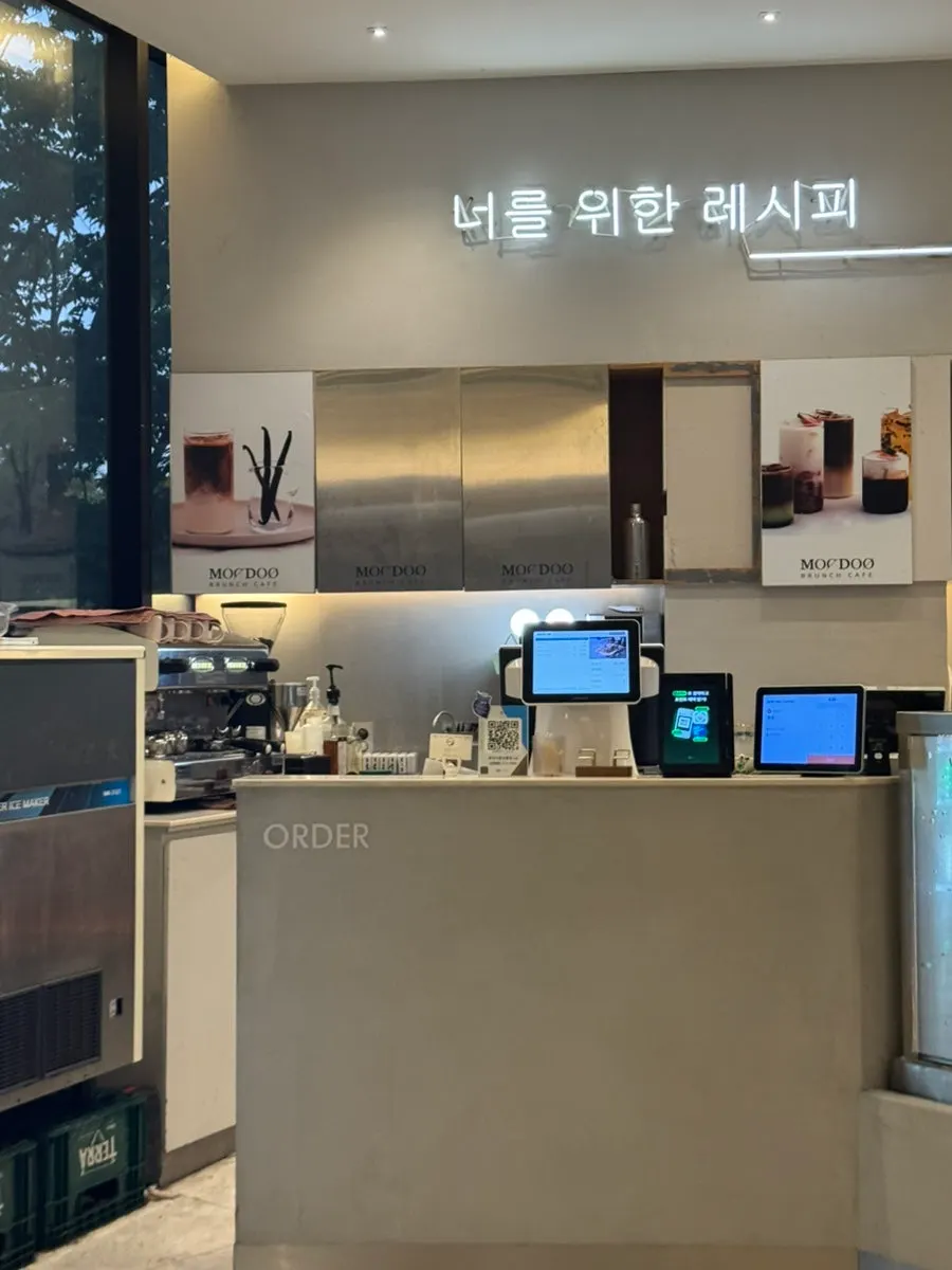 저녁 시간 손님이 찬 무두 첨단점 홀