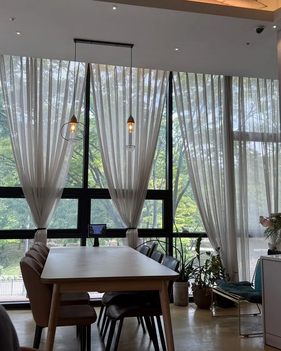 MooDoo尖端店寬敞室內座位全景