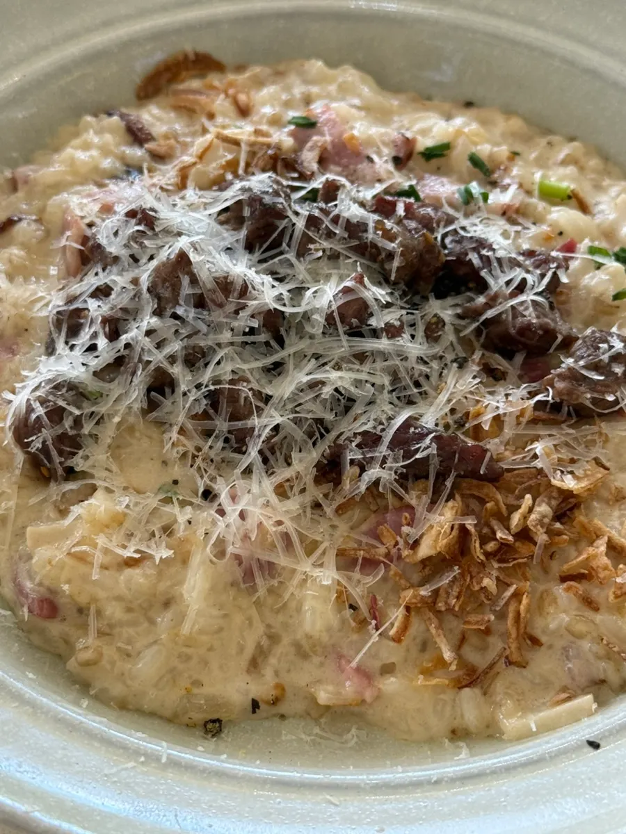 堆滿肉的牛排排骨奶油燉飯