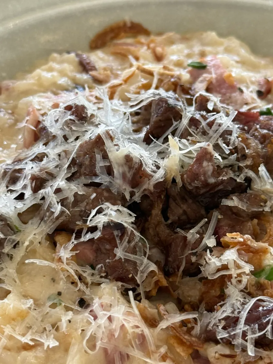 濃稠奶油燉飯上的牛排與排骨