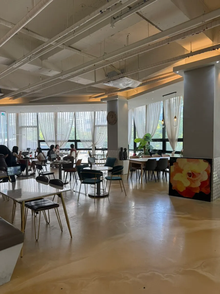 陽光灑落的白天時段MooDoo尖端店座位
