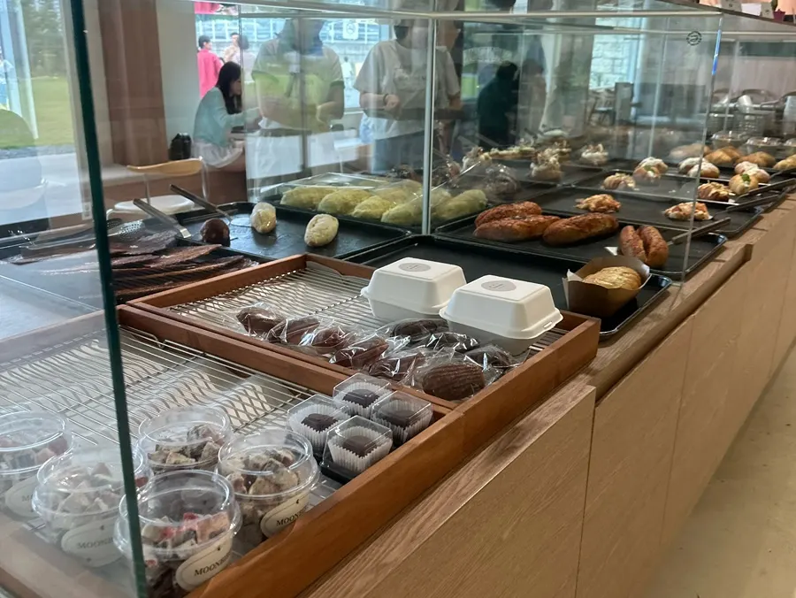 Moonbird bakery display case