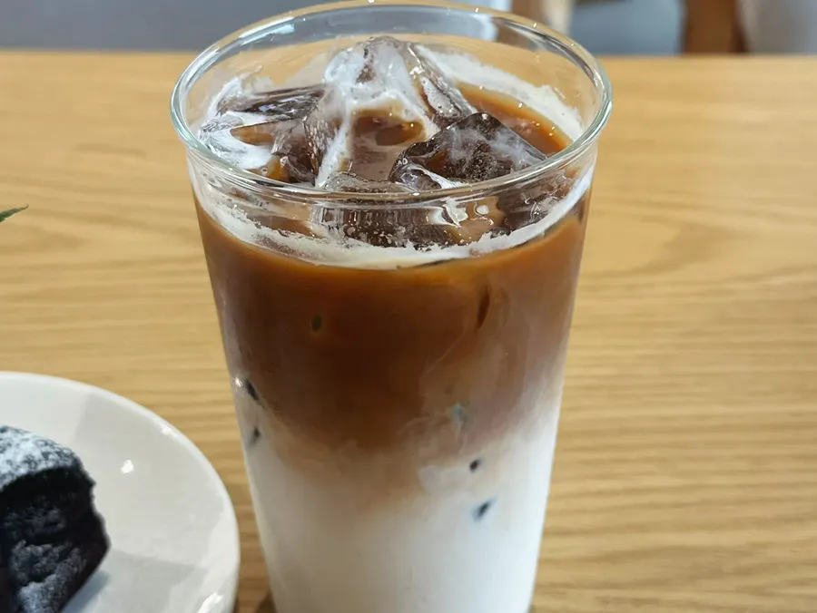 A cup of Moonbird's café latte