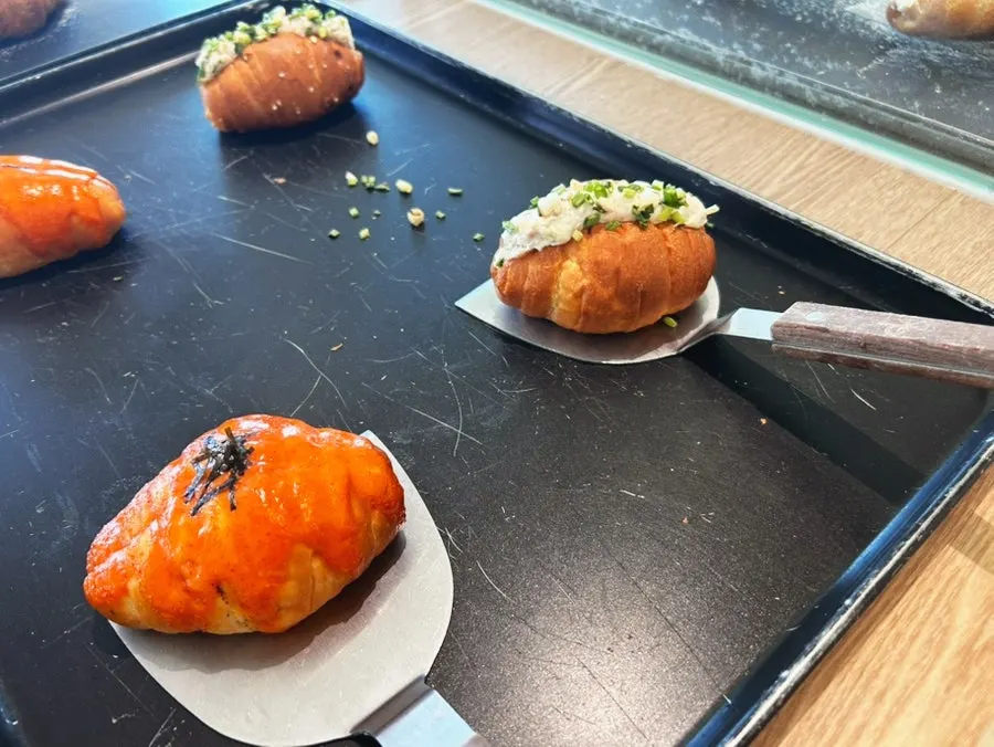 Kkeurungji (crispy scorched-rice bread) on display at Moonbird