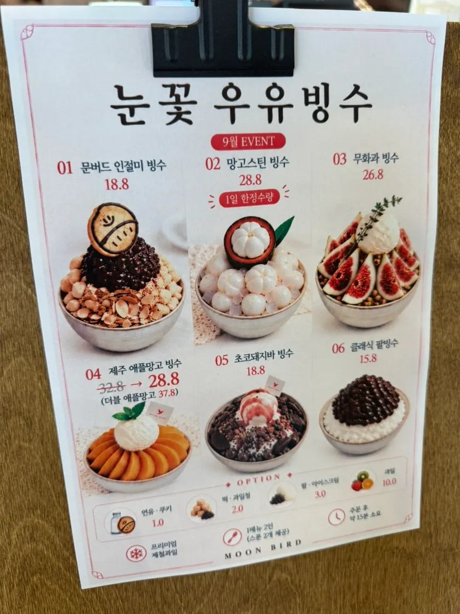 명란바게트와 마늘바게트가 놓인 베이커리 코너