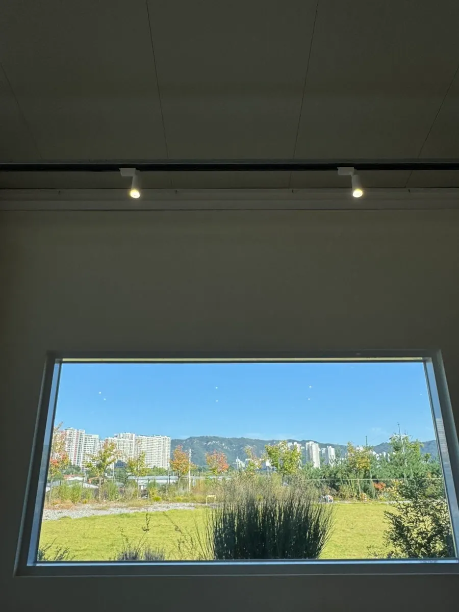 안쪽 공간의 단체석과 4인석