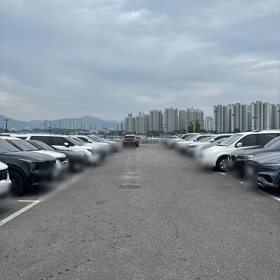 Large parking lot next to Moonbird café