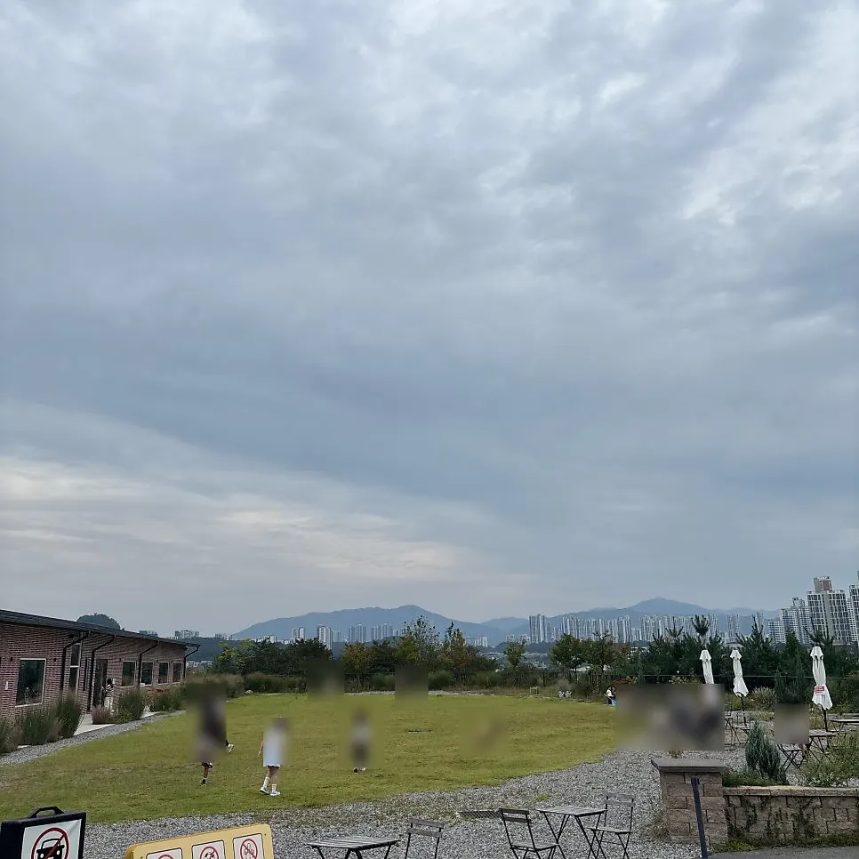 Moonbird's lawn and parasol tables