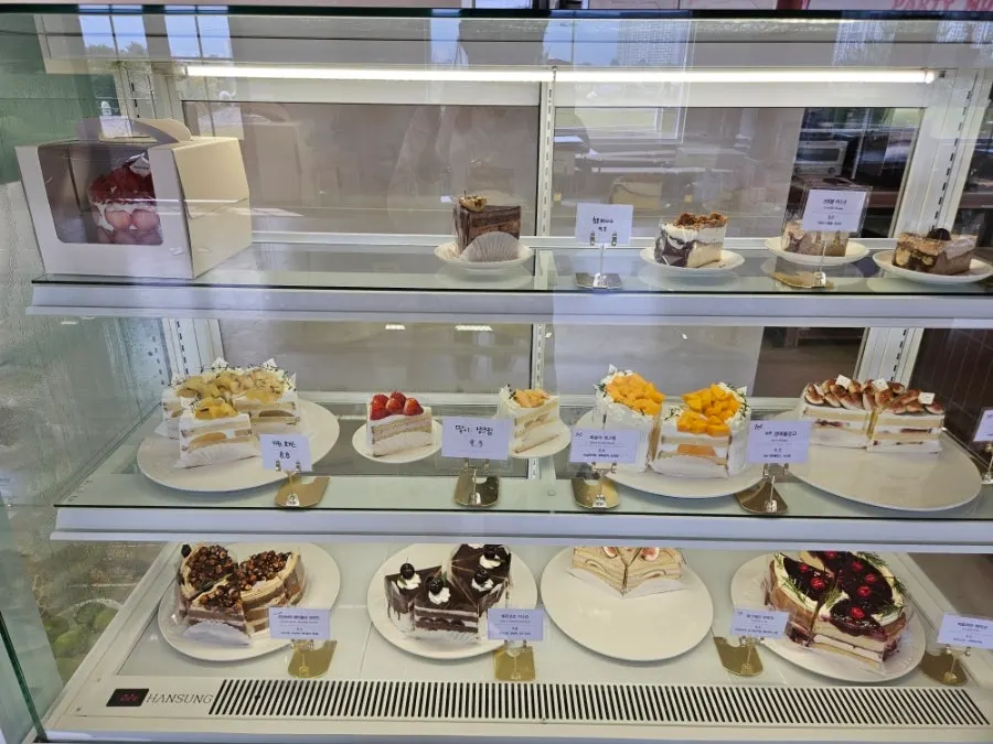 샌드위치와 케이크 진열 모습
