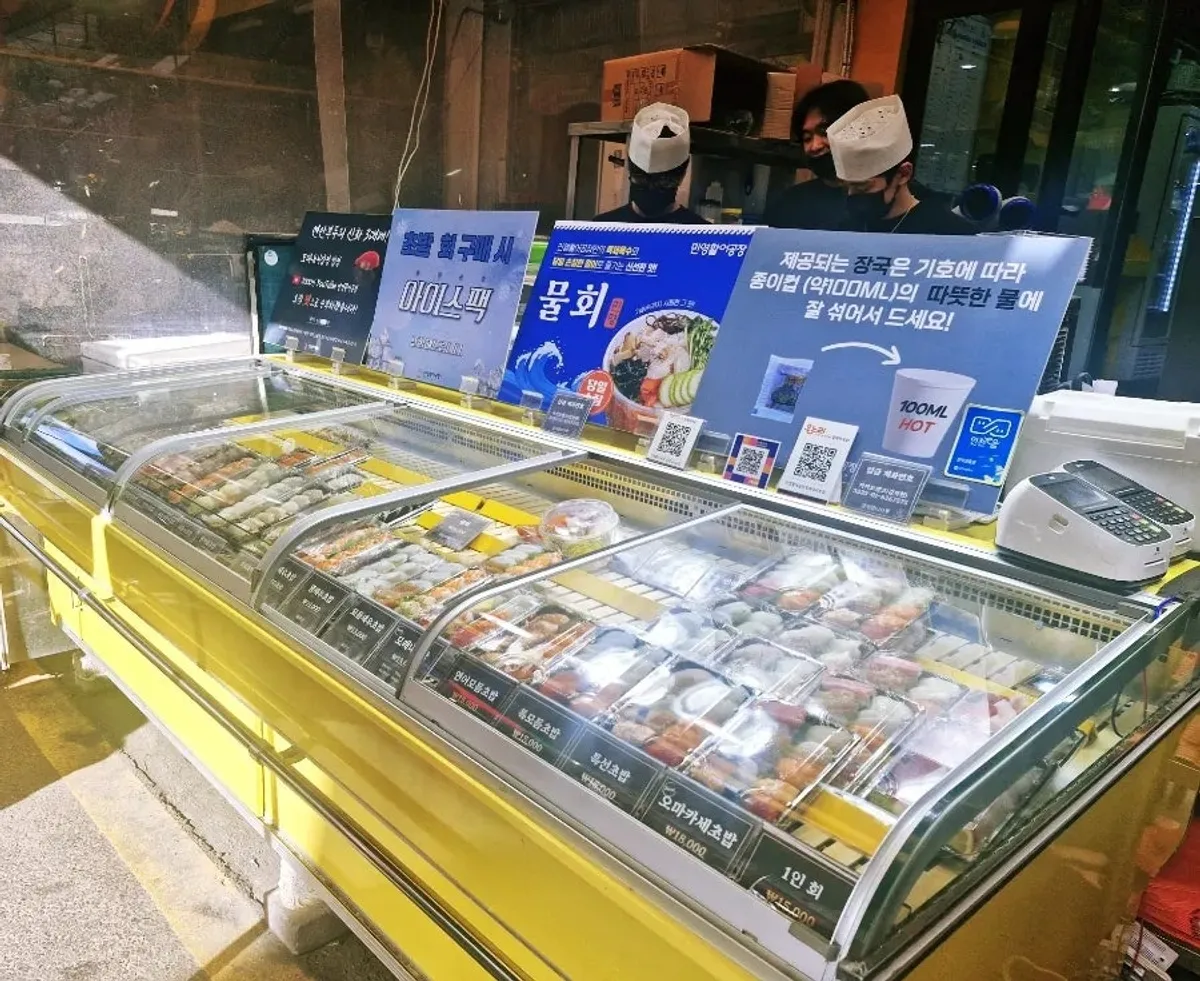 모래내시장 민영활어공장 매장 앞 초밥 진열