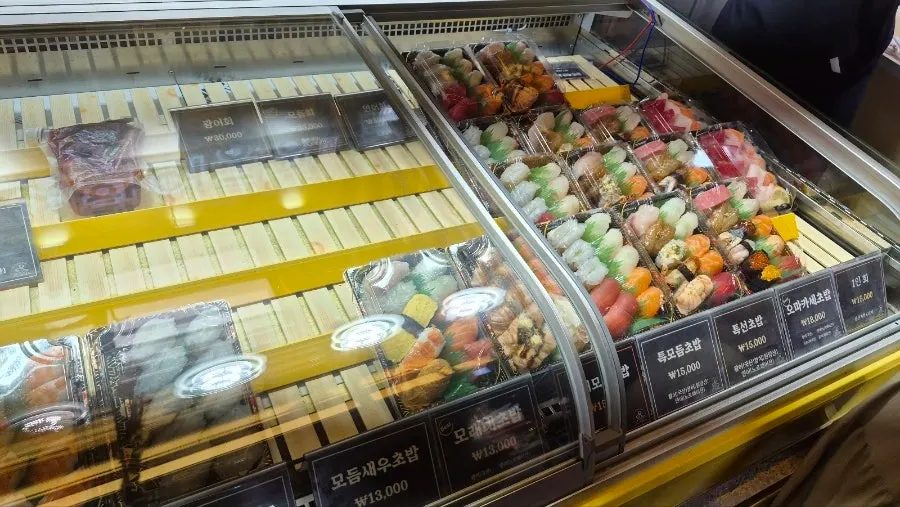 모듬초밥과 후토마키가 놓인 진열 코너