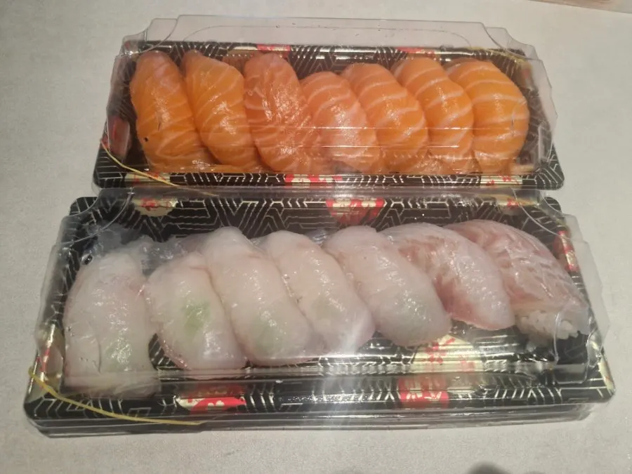 집 식탁에 펼친 포장 초밥과 물회