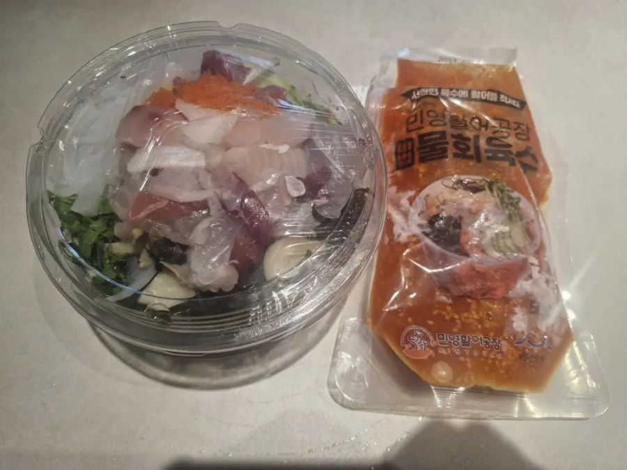 간장과 와사비, 장국이 함께 놓인 상차림