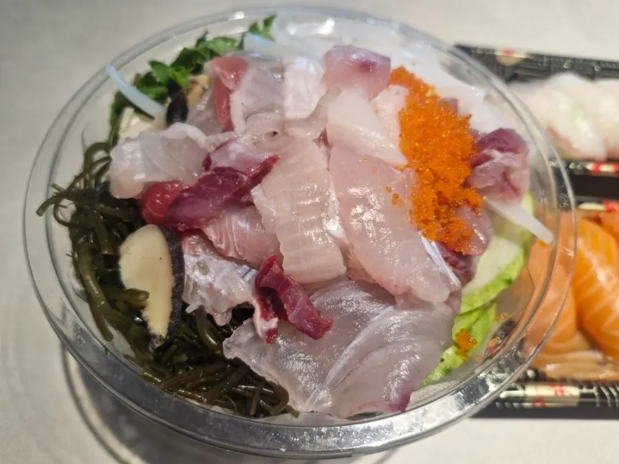 포장 용기에 담긴 물회
