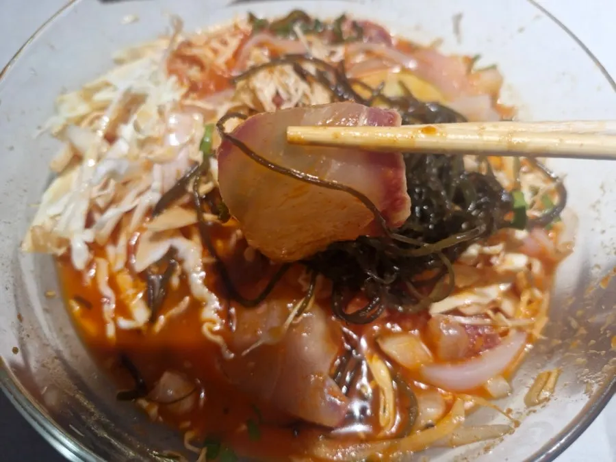 회와 채소가 가득한 물회 한 그릇