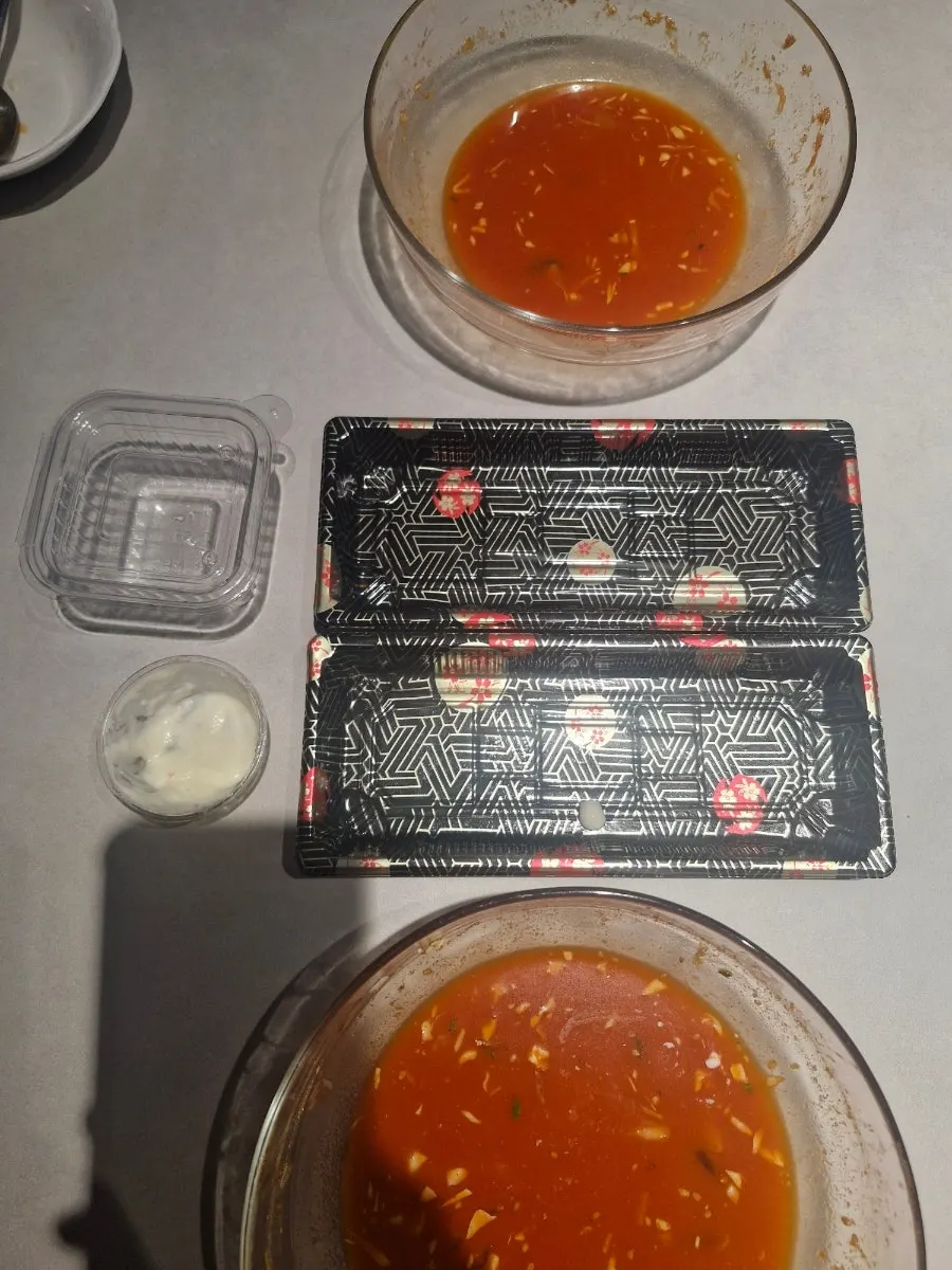 싹 비운 초밥 용기와 물회 그릇