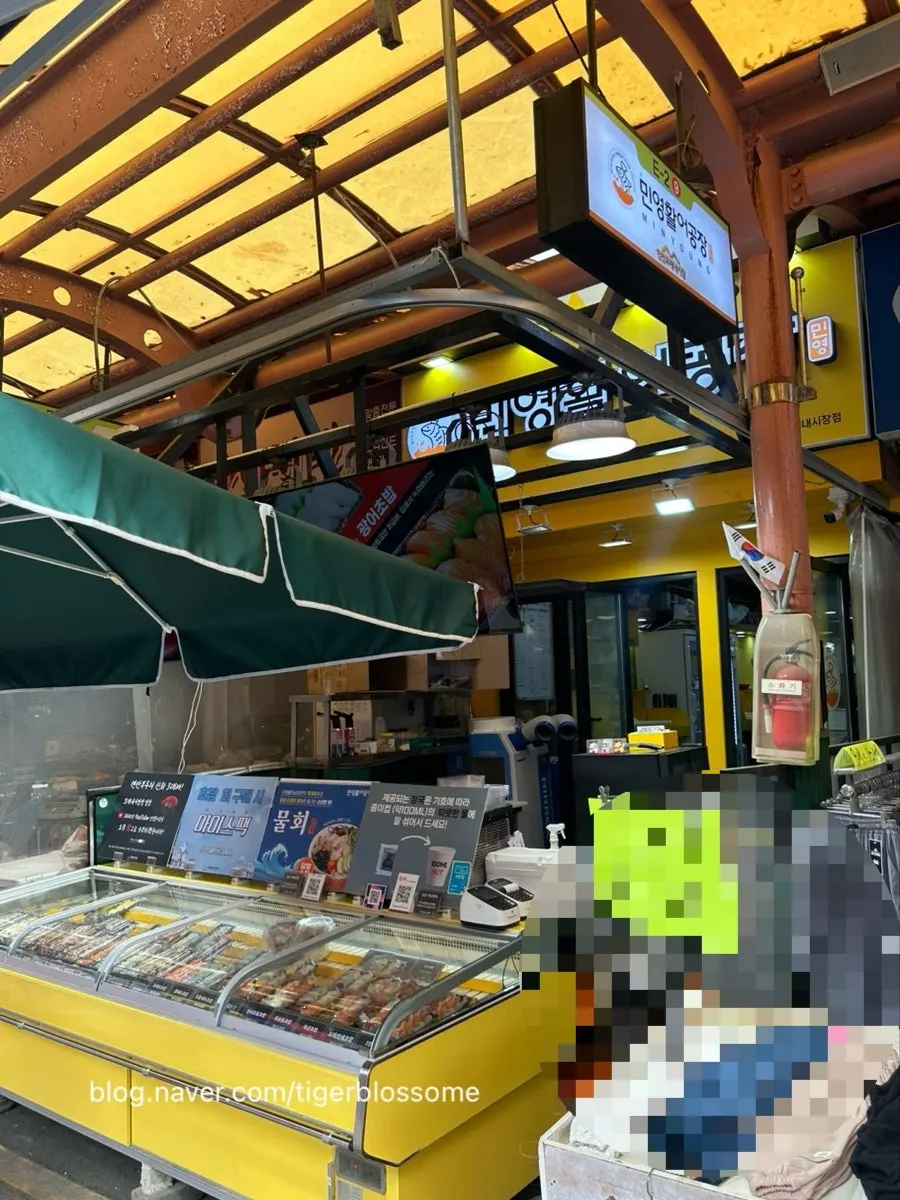 Minyeong Hwareo Gongjang Moraenae Market Branch interior