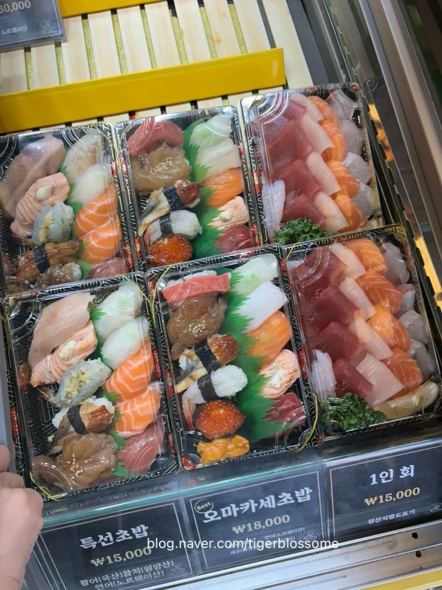 Omakase sushi, special sushi, and single-person sashimi sets