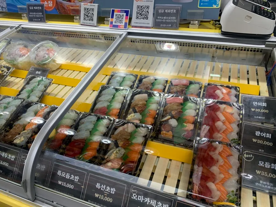 진열대에 놓인 포장 초밥 상품