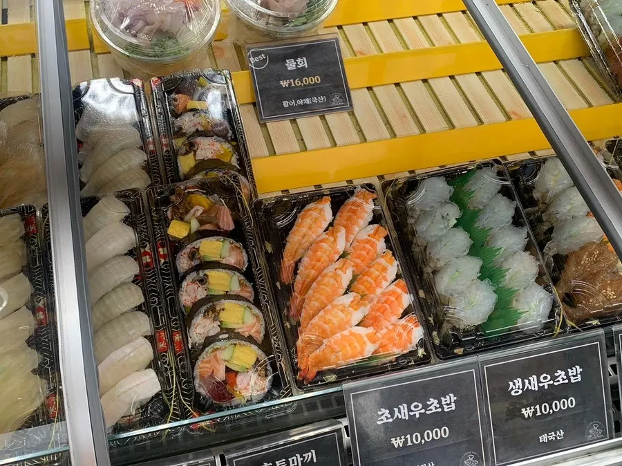 생새우초밥과 물회 진열 코너