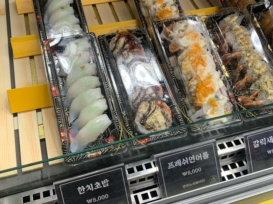 육회초밥과 생연어초밥 진열대