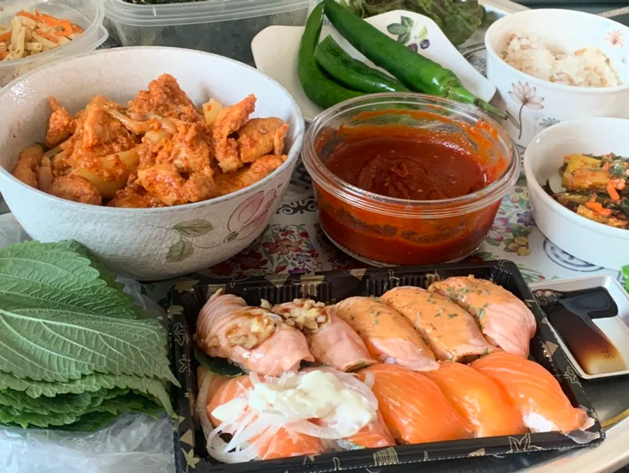 두툼한 연어회 올린 초밥